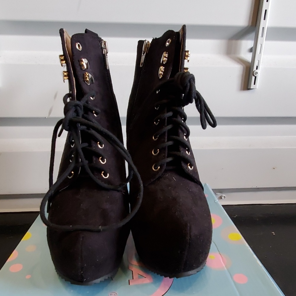 *Thanksgiving Weekend Sale!* Faux suede boots